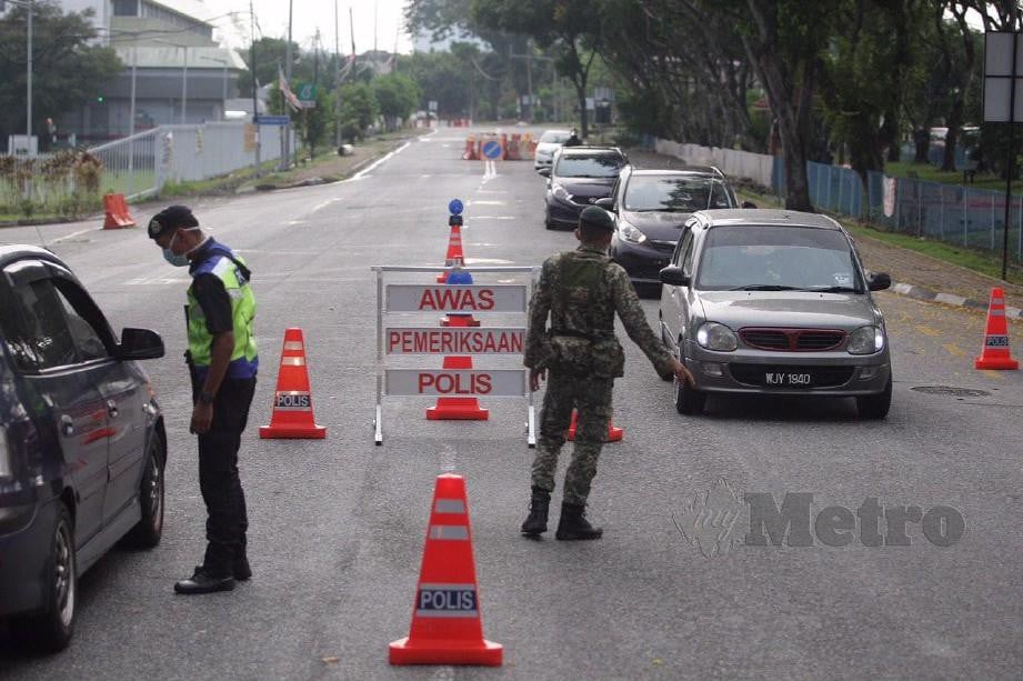 ANGGOTA Polis dan Tentera membuat pemeriksaan keatas kenderaan awam. FOTO FATHIL ASRI