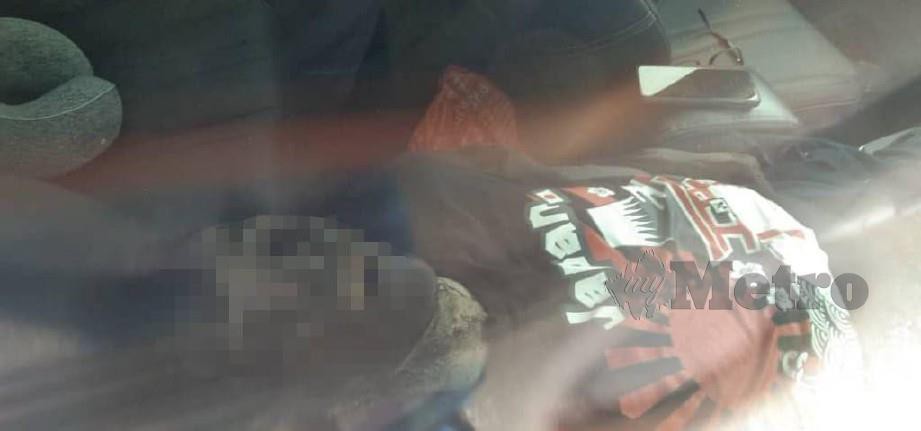 MAYAT lelaki berusia 25 tahun ditemukan orang awam dalam kereta Myvi di tapak letak kereta hentian Rawat dan Rawat Hulu Bernam arah utara jam 11.50 pagi. FOTO MD FUZI ABD LATEH.
