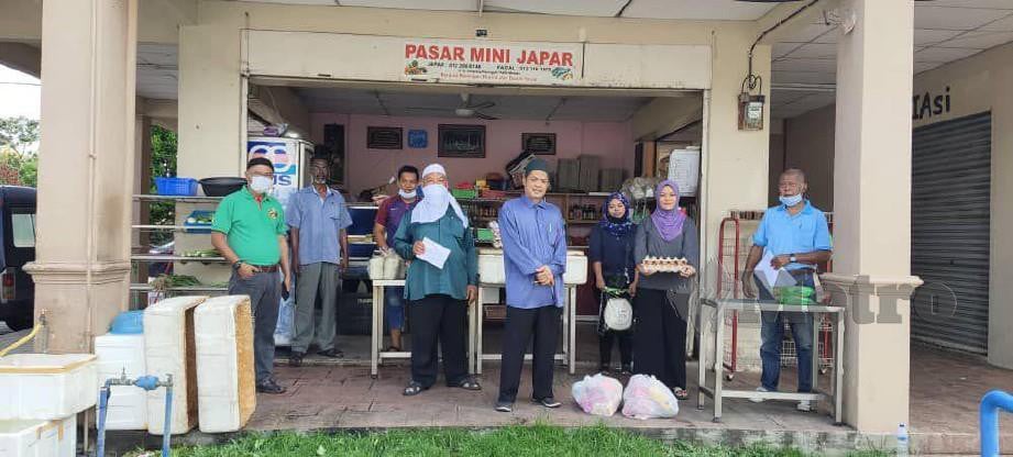PENDUDUK menerima bantuan keperluan harian sumbangan Masjid An Nur Peringgit berikutan tiada gaji susulan PKP. FOTO NAZRI ABU BAKAR