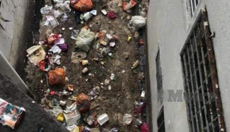 LONGGOKAN sampah di ruang pemisah antara bangunan sebuah PPR di Setapak, Kuala Lumpur, dipercayai dibuang daripada tingkat atas tular di media sosial sejak beberapa hari lalu.