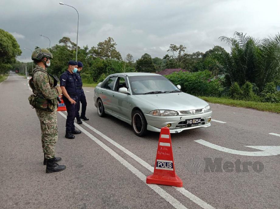 Anggota tentera membantu PDRM melaksanakan sekatan jalan raya dalam kawasan PKPD di Kampung Parit Salam, Simpang Renggam. FOTO ADNAN IBRAHIM