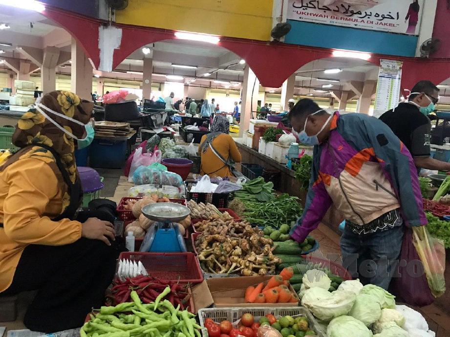 PENIAGA melayan pelanggan membeli sayur-sayuran di Pasar Besar Siti Khadijah, Kota Bharu.. FOTO  Hazira Ahmad Zaidi
