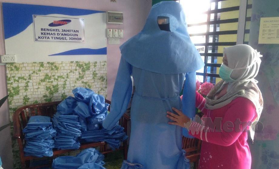 Farazila menjadi sukarelawan sepanjang tempoh PKP untuk menghasilkan PPE kepada petugas barisan hadapan di Bengkel Jahitan KEMAS D'Anggun Kota Tinggi, Kota Tinggi. FOTO NURUL AMANINA SUHAINI