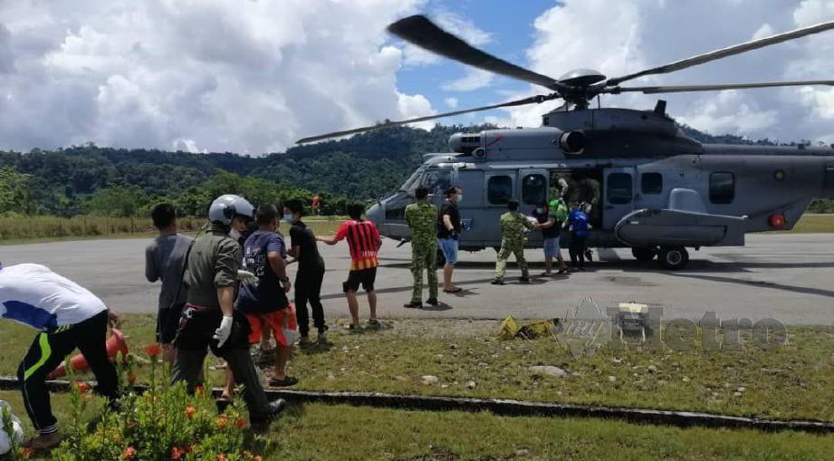 Helikopter EC725 TUDM membuat penghantaran bekalan makanan ke Long Akah dan Long Loyang di hulu Baram hari ini. FOTO ATM