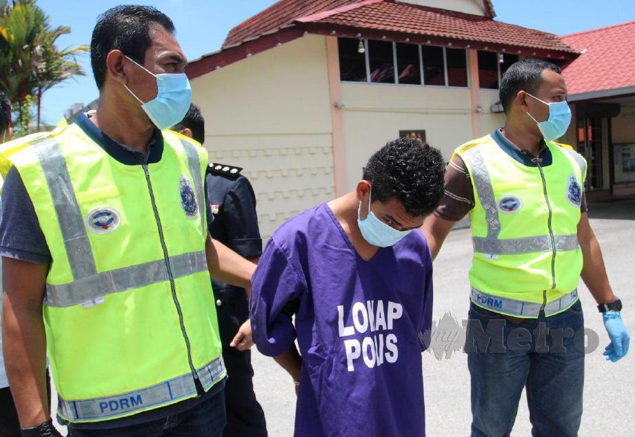 PEKERJA dobi, Khairul Azri Abdullah, 19 tahun di dakwa atas tiga pertuduhan membunuh, cubaan membunuh dan cubaan merogol di Kampung Mujur, Jelawat di Mahkamah Majistret, Pasir Puteh. FOTO Nik Abdullah Nik Omar