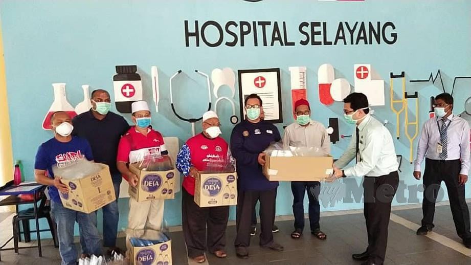 USTAZ Hanafiah menyerahkan pelindung muka kepada wakil Hospital Selayang. Foto Ihsan Hanafiah Malek