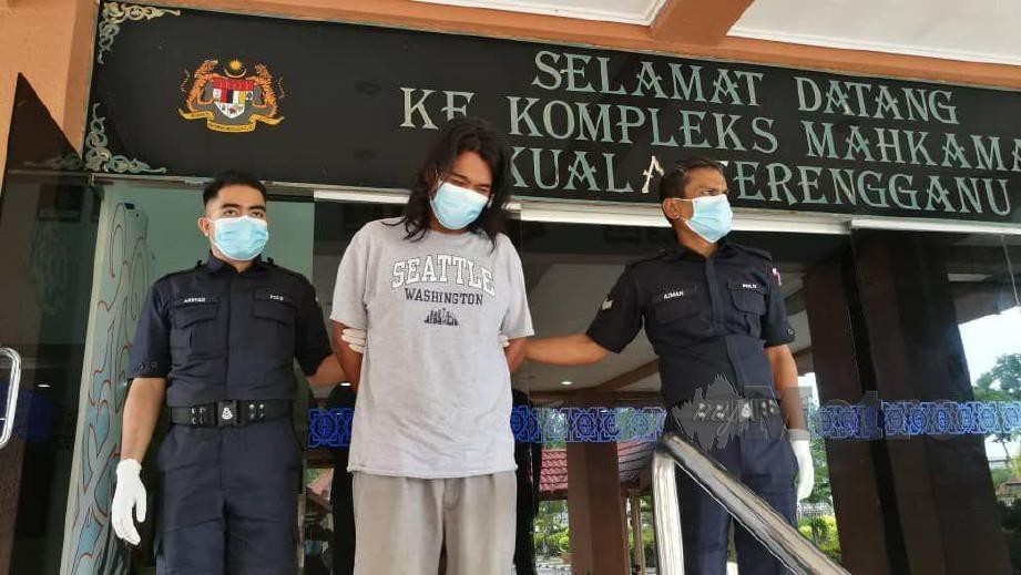 Khairul Anuar mengaku bersalah di Mahkamah Majistret Kuala Terengganu kerana memiliki 91.5 liter air ketum ketika ditahan di sebuah bangsal ayam. FOTO ZATUL IFFAH ZOLKIPLY