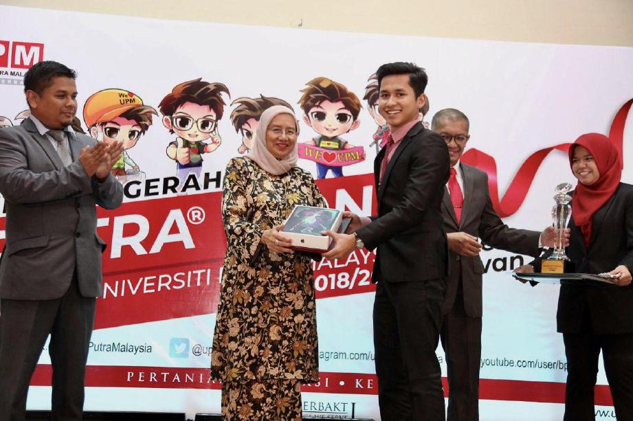 DR Aini menyerahkan anugerah ikon kepada Iskandar Zulkarnain.