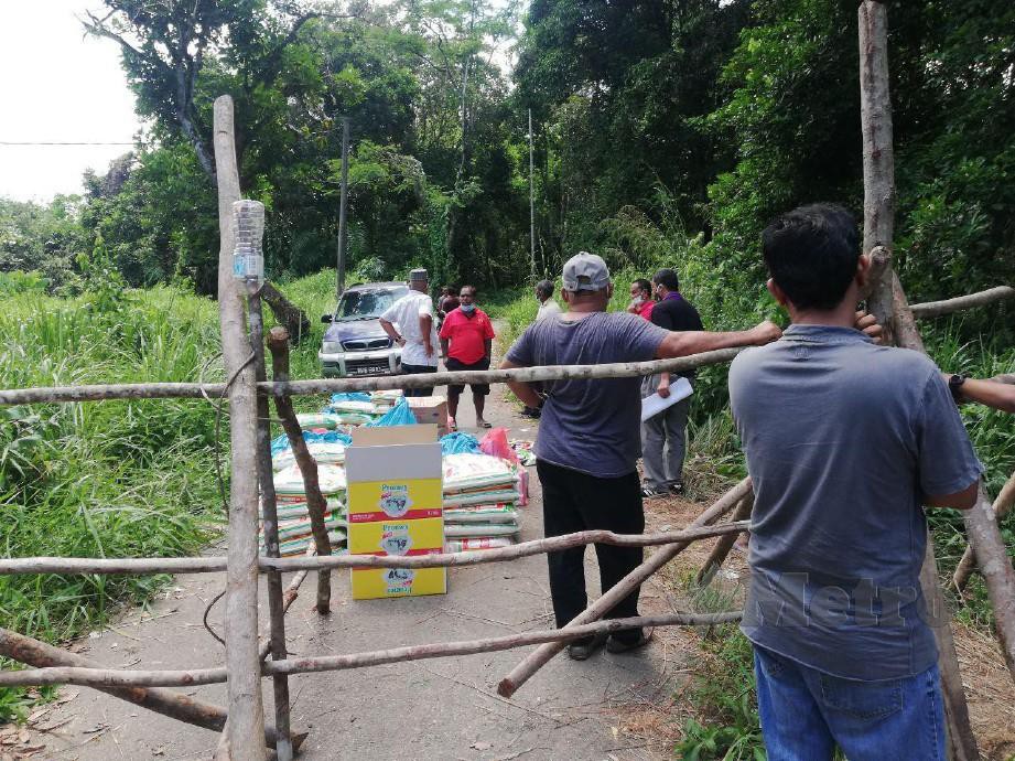 Bantuan barang makanan asas dari Ahli Patlimen Jerantut, Datuk Ahmad Nazlan Idris, sumbangan Jabatan Kemajuan Orang  Asli (JAKOA) terpaksa di letakkan di pintu masuk kampung. FOTO ROSELAN AB MALEK