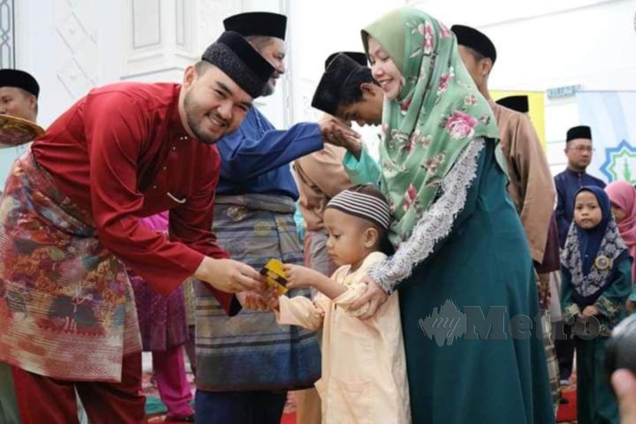 RAJA Muda Selangor, Tengku Amir Shah Sultan Sharafuddin Idris Shah menyerahkan sumbangan kepada anak yatim berdaftar dengan YIDE dalam satu majlis penyerahan pada Ramadan tahun lalu. FOTO Ihsan YIDE