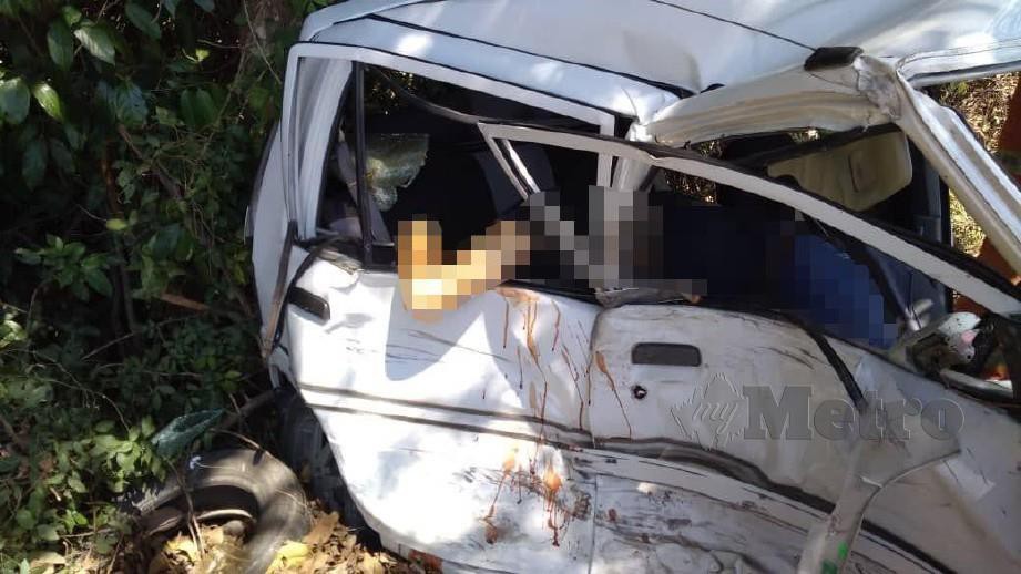 MANGSA meninggal dunia selepas kereta dipandu bertembung kenderaan pelbagai guna (MPV) di Jalan Sulaman berhampiran simpang Jalan Kampung Tambalang, Tuaran. FOTO IHSAN BOMBA