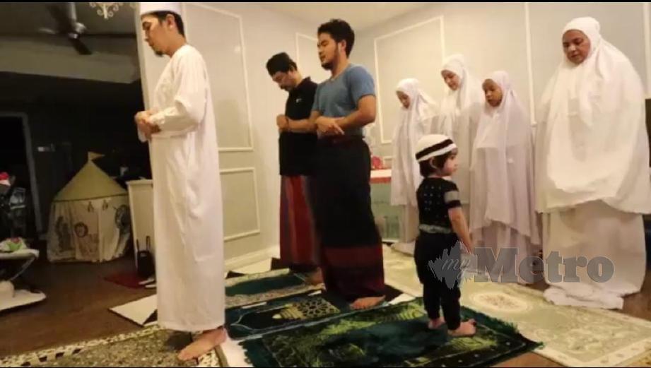 GELAGAT Aqeef Anaqi ketika keluarganya menunaikan solat tarawih berjemaah. FOTO Instagram Amar Baharin