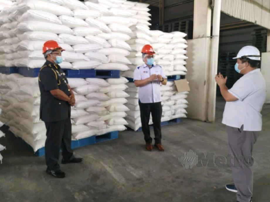 STANLEY (tengah) meninjau kilang pengeluar utama tepung gandum di Kuching, semalam. FOTO Ihsan KPDNHEP