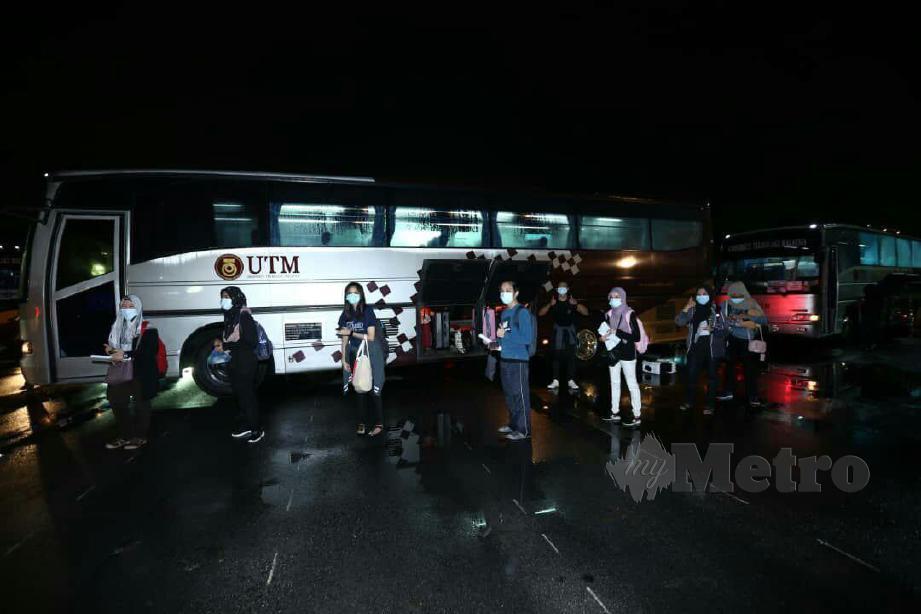 SERAMAI 179 orang pelajar Universiti Teknologi Malaysia (UTM) yang berada di kampus Johor Bahru dihantar pulang ke kampung mereka menerusi program Penghantaran Pulang Pelajar IPT Zon Selatan di Dataran UTM, bermula hari ini.  FOTO Ihsan UTM