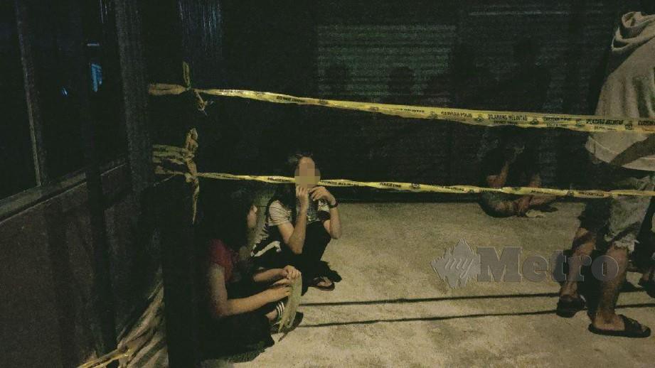 Dua remaja perempuan berusia 15 dan 17 tahun yang ditahan kerana melanggar Perintah Kawalan Pergerakan (PKP) dalam pemeriksaan mengejut di Jalan Datuk Kumbar. FOTO ZULIATY ZULKIFFLI
