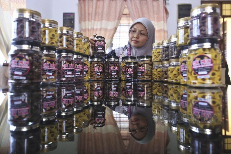 Munirah mansor, 31 menyusun Balang kuih raya untuk dijual menjelang Aidilfitri di Kampung Wakaf Beruas. 