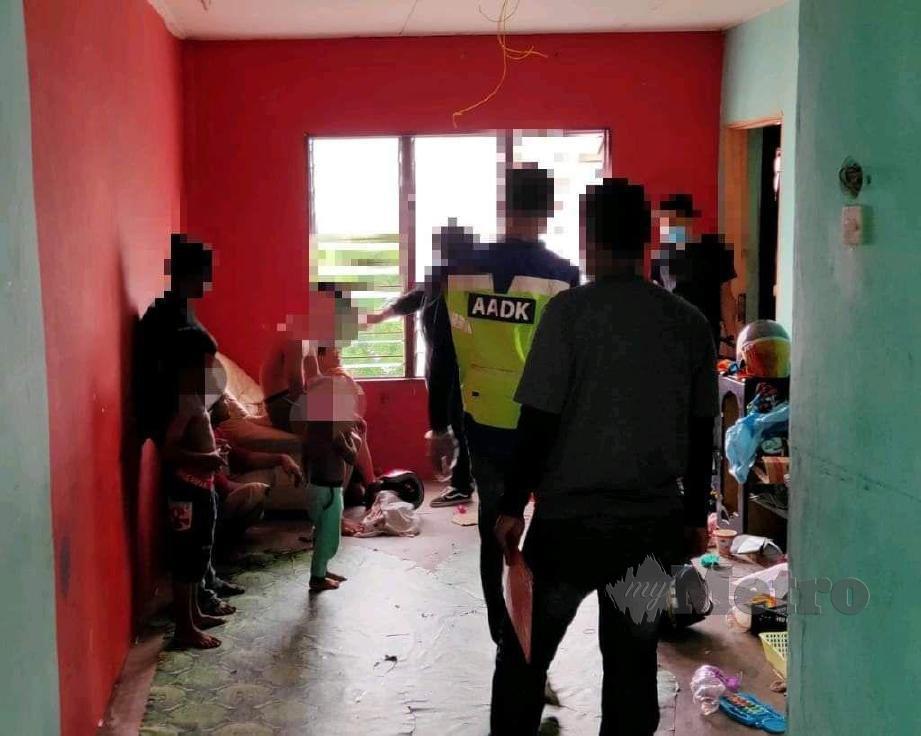 LOKASI yang menjadi 'port' melepaskan gian dadah bagi tiga beradik yang ditahan AADK Daerah Kuala Muda di Flat Paya Nahu 2, semalam. FOTO Ihsan AADK