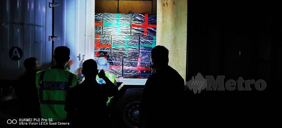 DUA lelaki ditahan dan kira-kira dua juta batang rokok seludup dirampas di Pusat Pemeriksaan Jalan (RCP) Sapi Nangoh dekat Beluran, Sandakan semalam. FOTO Ihsan Pasukan Gerakan Am (PGA)