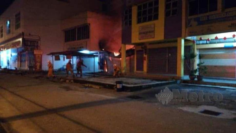 Kedai makan milik keluarga Siti hangus terbakar di Jalan Ismail, Senggarang, di sini, hari ini. FOTO Ihsan Pembaca