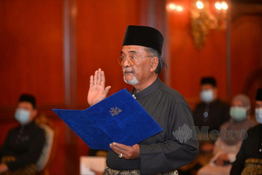 ADUN Ismail mengangkat sumpah sebagai ahli EXCO Melaka, hari ini. FOTO Amir Mamat