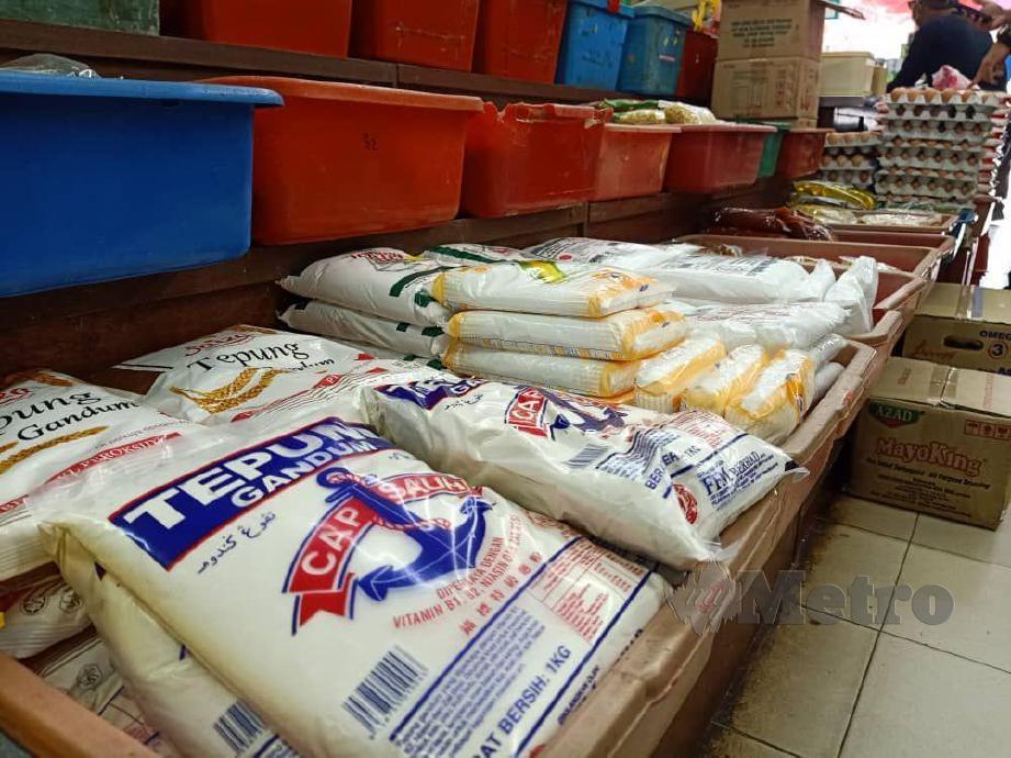  GAGAL mempamerkan tanda harga tepung dan gula menyebabkan seorang peniaga di daerah ini dikompaun RM1,000 oleh Kementerian Perdagangan Dalam Negeri, Koperasi dan Kepenggunaan (KPDNHEP) Daerah Kuala Pilah.  FOTO Ihsan KPDNHEP.
