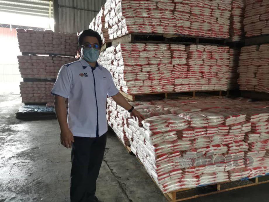 Stanley Tan semasa melakukan lawatan pemeriksaan bagi bekalan gula, minyak masak dan tepung di dua premis pemborong di Kuching, hari ini. FOTO  Melvin Joni