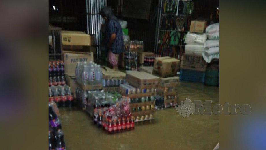 ANTARA kedai runcit penduduk yang terjejas akibat banjir. FOTO Ihsan Pembaca