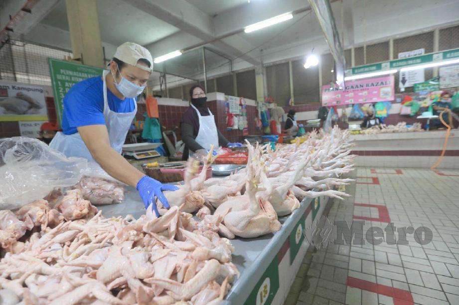 .Peniaga ayam di Pasar Besar Kuantan terpaksa menjual ayam dengan harga RM9 kilogram (kg) selepas menerima bekalan pada harga tinggi sejak seminggu lalu. FOTO MOHD RAFI MAMAT