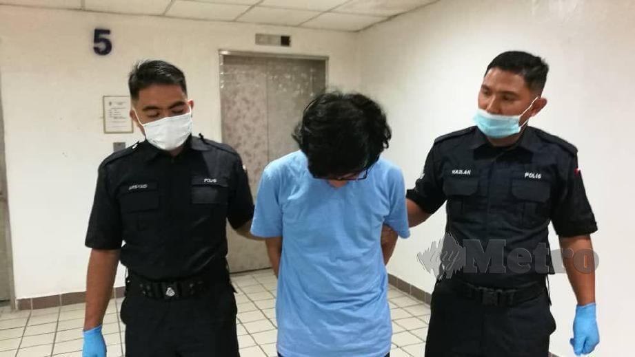 Tertuduh,Azwan Mohamad Tajudin, 25, mengaku tidak bersalah di Mahkamah Majistret Kuala Terengganu atas pertuduhan mencabul kehormatan seorang jurujual. FOTO Zatul Iffah Zolkiply
