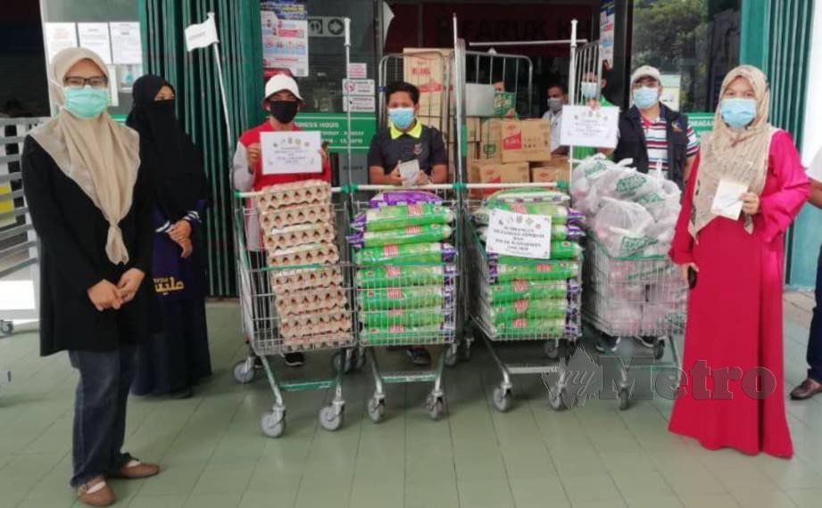 MyCARE Johor menyampaikan sumbangan kepada 472 keluarga sepanjang PKP. FOTO Ihsan MyCARE Johor