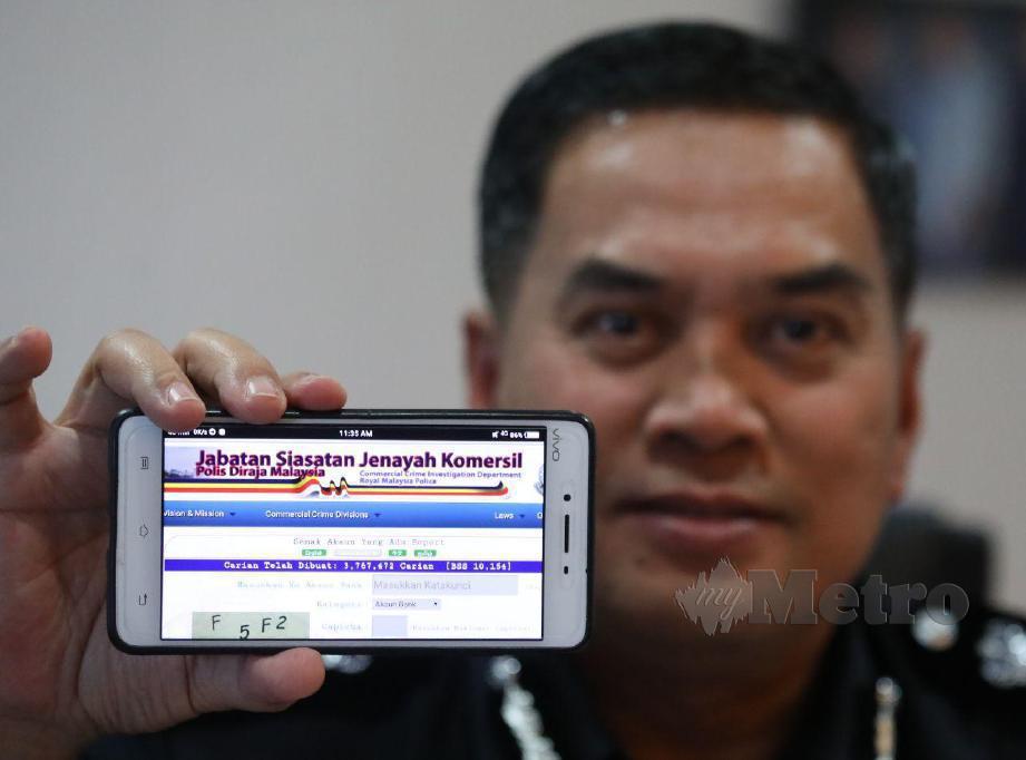 KETUA Jabatan Siasatan Jenayah Komersil Pulau Pinang Asisten Komisioner (ACP) Mohd Rosni Mohd Lazim menunjukkan akaun peniaga yang boleh disemak menerusi aplikasi atau portal, bagi mengelakkan penipuan membabitkan urusniaga dalam talian, ketika sidang media di Ibu Pejabat Polis Kontinjen Pulau Pinang, hari ini. FOTO ZUHAINY ZULKIFFLI