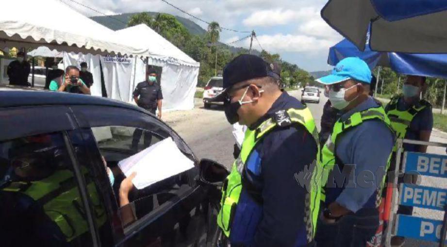 Ketua Polis Terengganu, Datuk Roslee Chik melakukan pemantauan sekatan jalan raya di Kampung Padang Landak, di Jertih, Besut, hari ini. FOTO NURUL FATIHAH SULAINI