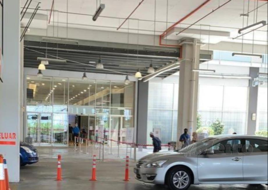 Pusat membeli belah, Aeon Mall Tebrau City mula dibuka sejak pagi tadi dengan SOP PKPB yang lebih ketat. FOTO OMAR AHMAD