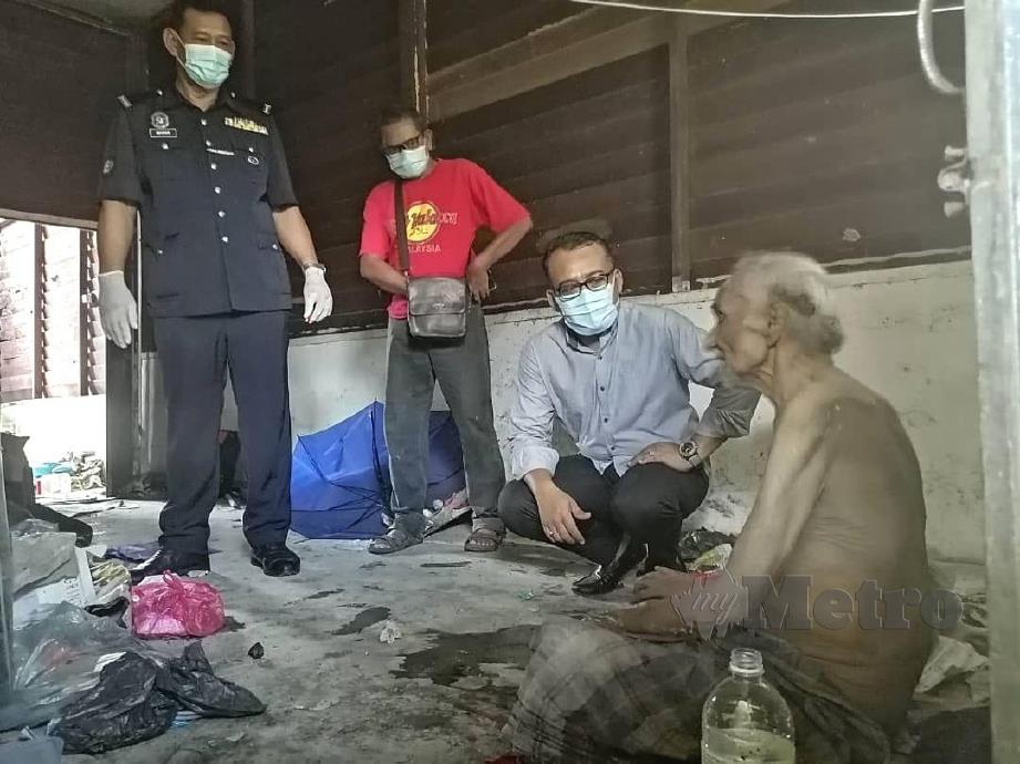 Penyelaras DUN Jeram Padang, Smusliadi Sabtu ( dua dari kanan ) ketika melihat keadaan warga emas yang ditemui tidak bermaya di rumah sewanya di Kampung Seri Rompin.