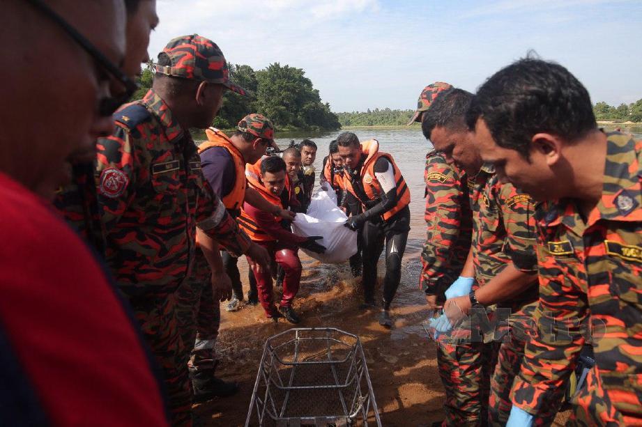 ANGGOTA Bomba dan Penyelamat membawa naik mayat Umar Iskandar sebaik ditemui kira-kira empat meter dari tebing sungai. FOTO Ghazali Kori