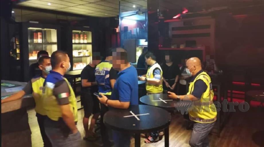 POLIS mendapatkan maklumat peribadi setiap individu yang ditahan ketika berhibur di sebuah pusat hiburan di Bintulu pada tengah malam Jumaat. FOTO ERIKA GEORGE