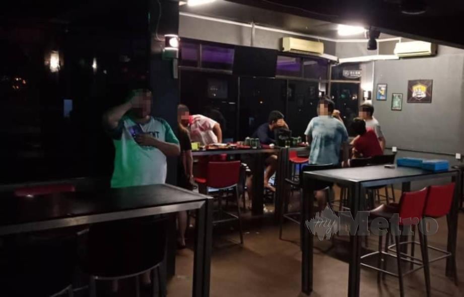 Seramai 13 individu dikompaun kerana berada di premis makanan melebihi jam 10 malam di Jalan Pandaruan,Limbang, malam tadi. FOTO NORSYAZWANI NASRI