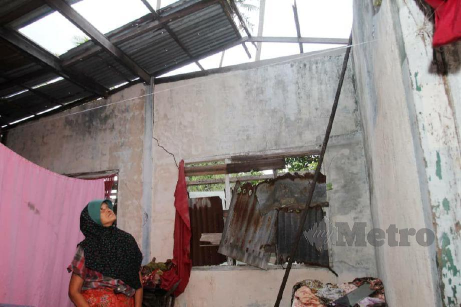 Wan Aisyah Jaafar, 59, yang menghidap halusinasi lebih 10 tahun menunjukkan keadaan rumahnya di Kampung Che Deris di sini yang sangat uzur. FOTO SITI ROHANA IDRIS