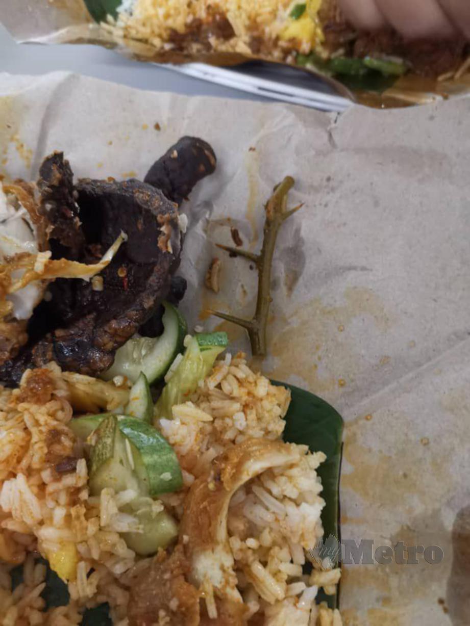 Duri limau purut sepanjang tiga sentimeter (cm) di dalam nasi berlauk yang dimuat naik Maisarah Omar, 36, dari Kampung Kuala Ibai di Facebook menjadi tular dan mendapat kecaman warganet. FOTO IHSAN MAISARAH