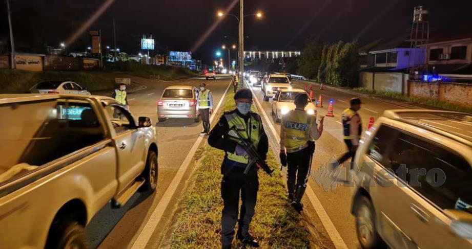 PASUKAN polis dari IPD Penampang menjalankan Op Mabuk di kedua-dua arah di Jalan Bundusan, Penampang. - FOTO / JUWAN RIDUAN