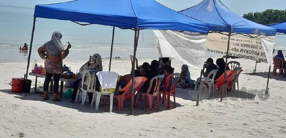 Beberapa khemah sewa yang dipasang khusus untuk pengunjung yang mahu menyewa di pantai Teluk Kemang, Port Dickson.