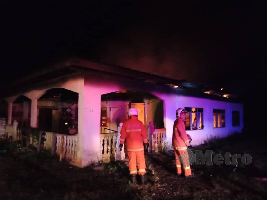 Anggota bomba memadam kebakaran membabitkan sebuah rumah satu tingkat di Kampung Gelung Gajah. FOTO IHSAN BOMBA