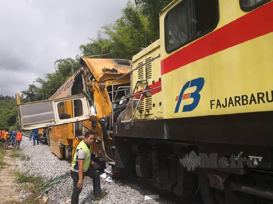 Dua buah kepala keretapi penyelenggaraan jalan keretapi bertembung. FOTO Ihsan Balai Bomba Lipis.