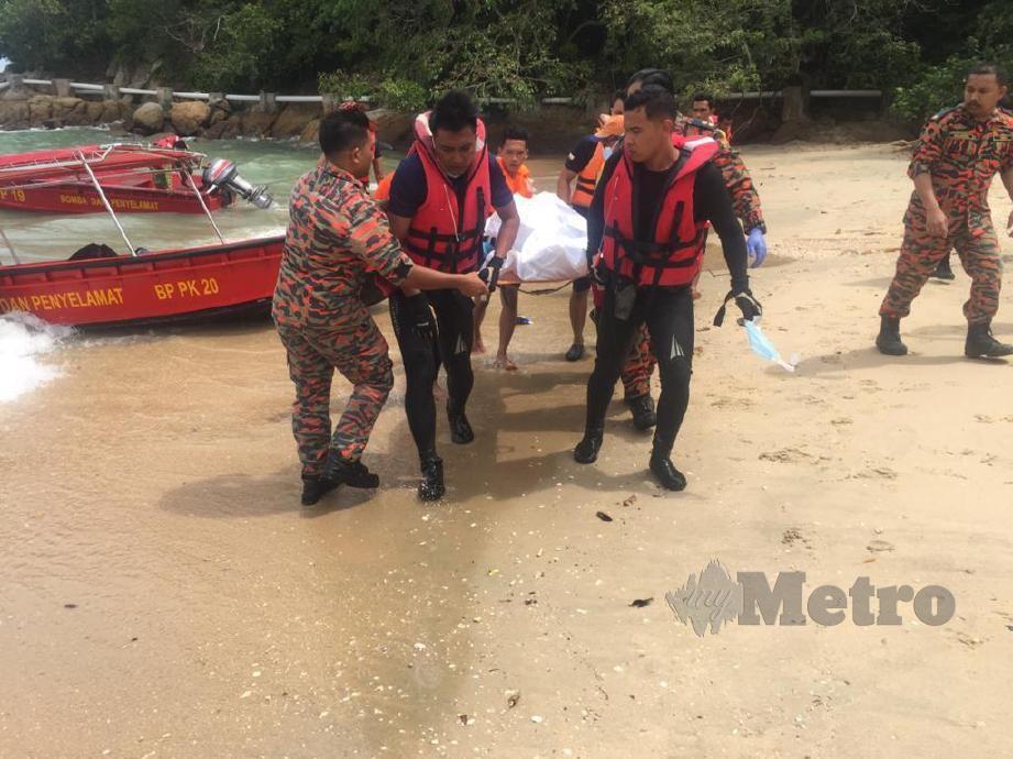 Lelaki yang dilaporkan hilang selepas mandi di Pantai Teluk Batik, Lumut, semalam ditemui lemas, hari ini. FOTO IHSAN BOMBA
