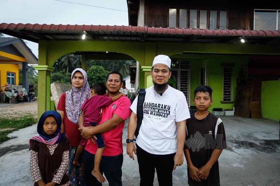 Ustaz Ebit Lew menyediakan sebuah rumah sewa dua tingkat di Tumpat, Kelantan, dan membelikan kelengkapan rumah untuk lima beranak yang sebelum ini tinggal dalam kandang lembu di Kampung Kuala Besar, Kota Bharu. FOTO FB Ebit Lew