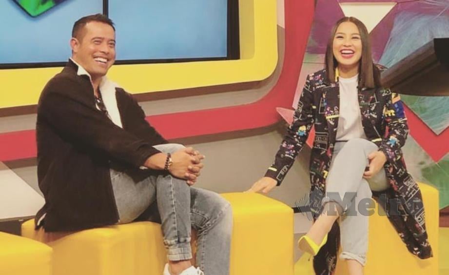 Zul Ariifin bersama Janna Nick ketika jadi hos Melodi di TV3.