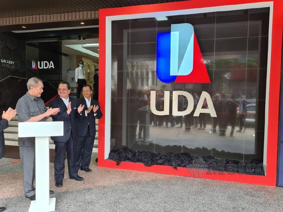 MENTERI Pembangunan Usahawan dan Koperasi Datuk Seri Dr Wan Junaidi Tuanku Jaafar (kiri) mengadakan lawatan rasmi buat pertama kali ke UDA Holdings Berhad (UDA), hari ini.