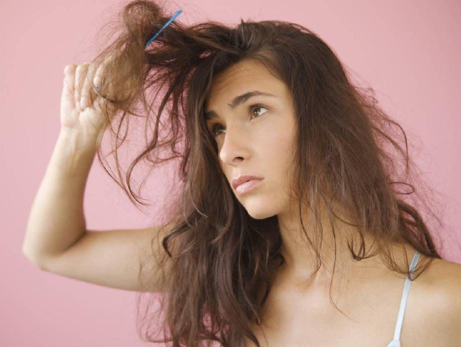 TINDAKAN mengerinting, meluruskan dan mewarnakan menghilangkan zat baik untuk rambut.