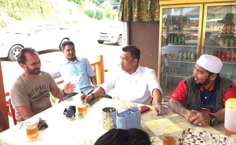 Exco Pelancongan, Alam Sekitar dan Perladangan Pahang, Datuk Seri Mohd Sharkar Shamsudin (dua kanan) mendengar pengalaman pelancong, Alix Mouret dari Peranchis tentang keretanya yang dihanyutkan  sungai Tembeling. FOTO ROSELAN MALEK