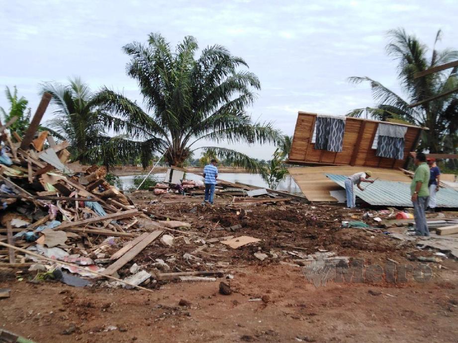 Keadaan rumah peninggalan arwah nenek Mohd Faizal Rosdi yang ranap dihempap pokok dalam kejadian ribut di Blok P, Sawah Sempadan, awal pagi semalam. FOTO AMIRUL AIMAN HAMSUDDIN 